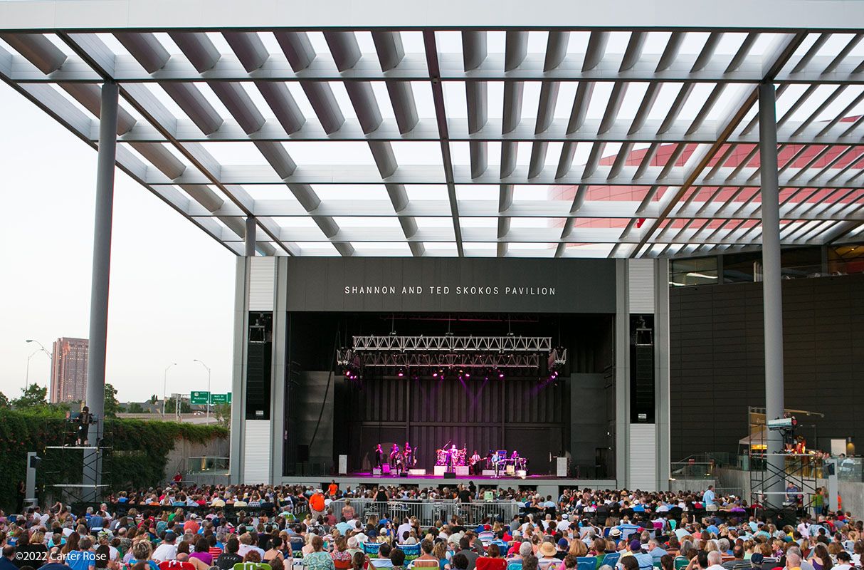 SHANNON an TED SKOKOS PAVILION: Strauss Square